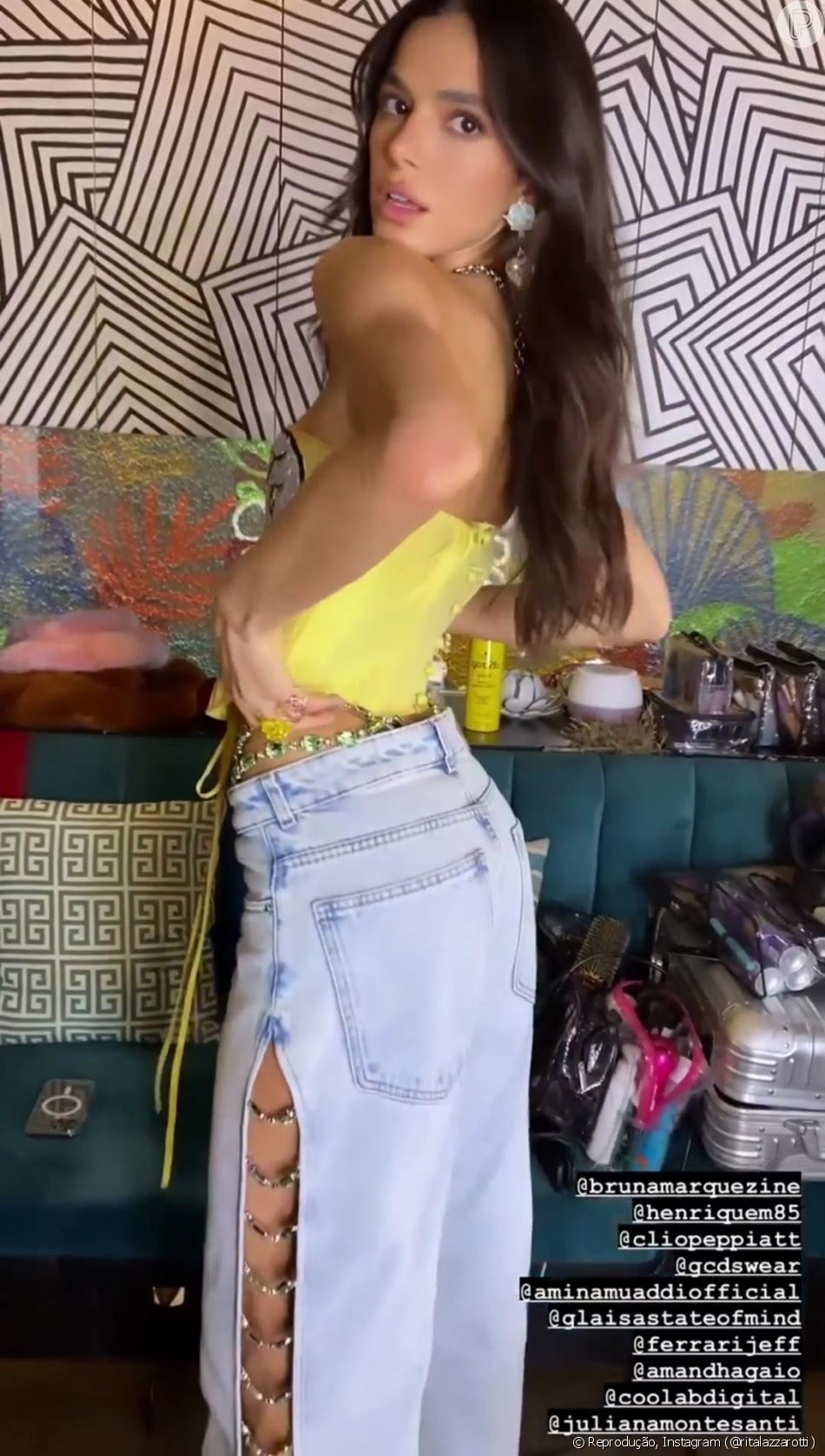 Bruna Marquezine traja calça jeans com fendas laterais, detalhe de tachas prateadas e modelagem ampla
