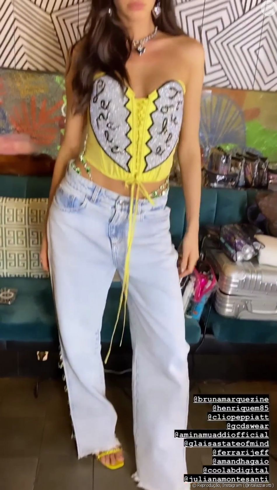 Bruna Marquezine veste calça jeans com lavagem da marca GCDS