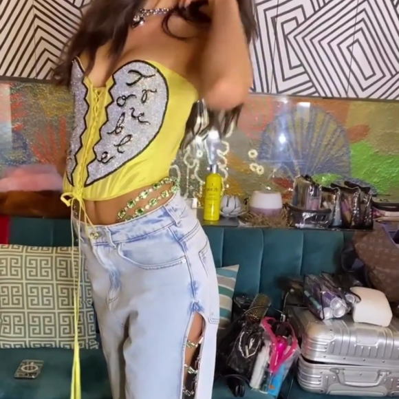 Sapato de Bruna Marquezine é da designer romena Amina Muaddi e tem aplicação de cristais e peep toe