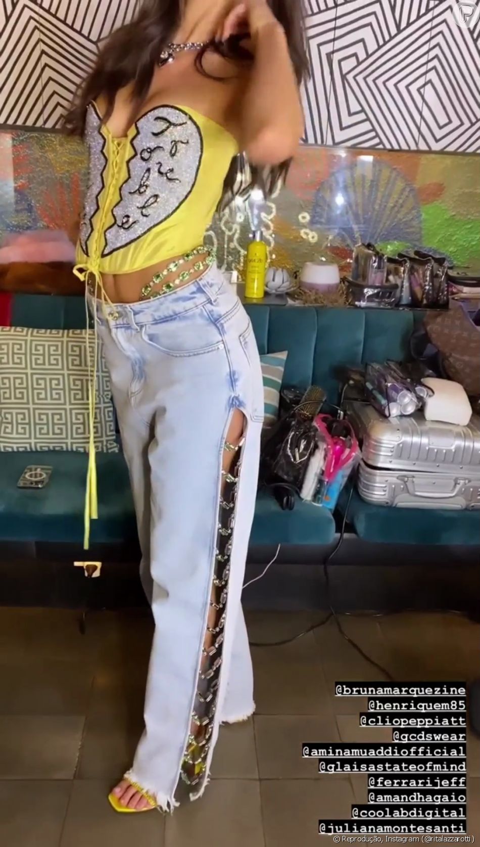 Sapato de Bruna Marquezine é da designer romena Amina Muaddi e tem aplicação de cristais e peep toe