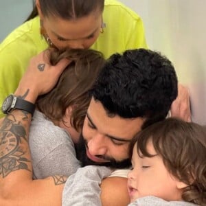 Gusttavo Lima viaja para comemorar o aniversário do filho