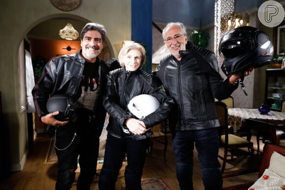 Renato, Branca e Antonio passeiam de moto na novela 'Poliana Moça', no capítulo de quinta-feira 7 de julho de 2022