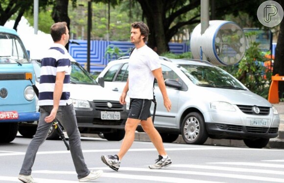 Gabriel Braga Nunes atravessa a rua