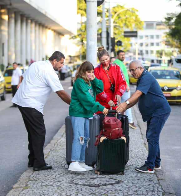 Grazi Massafera e filha, Sofia, foram vistas deixando o Aeroporto Santos Dumont, no Rio
