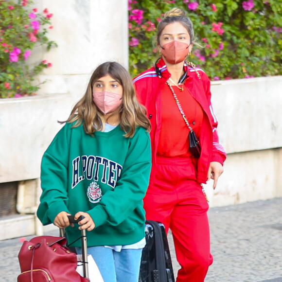 Grazi Massafera e a filha, Sofia, de 10 anos, foram fotografadas saindo do Aeroporto Santos Dumont, no Centro do Rio de Janeiro