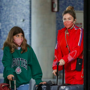 Grazi Massafera e a filha, Sofia, foram flagradas no desembarque de um aeroporto no Rio de Janeiro