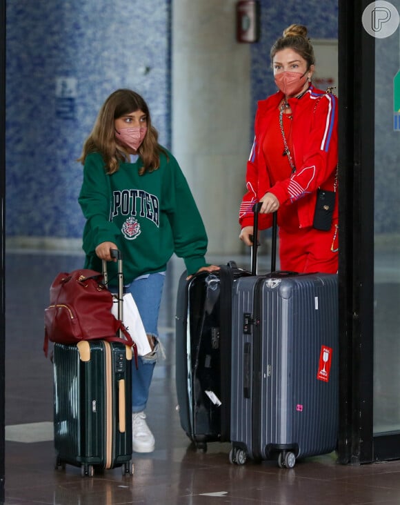 Grazi Massafera e a filha, Sofia, foram flagradas no desembarque de um aeroporto no Rio de Janeiro