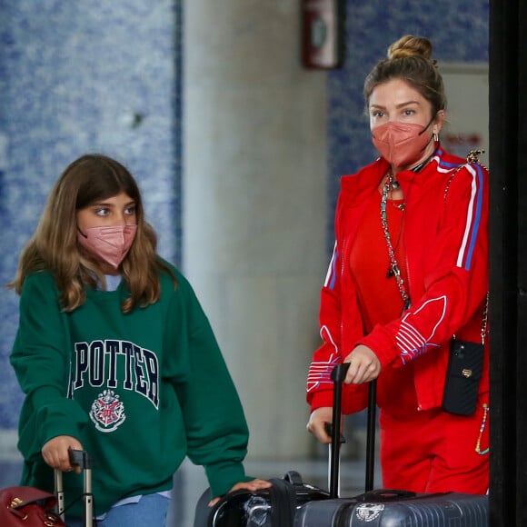 Grazi Massafera e a filha, Sofia, foram flagradas no desembarque de um aeroporto no Rio de Janeiro