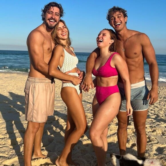 Larissa Manoela e André Luiz Frambach publicaram fotos na praia em clima de romance