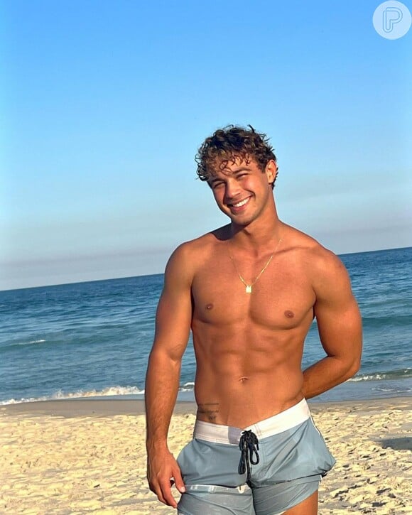 André Luiz Frambach postou foto na praia e ganhou comentário de Larissa Manoela