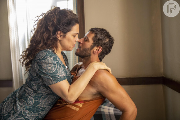 Maria Bruaca confunde as bolas e chama Tenório de Levi na novela 'Pantanal'