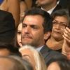 Rodrigo Lombardi aplaude Lais Souza de pé durante premiação