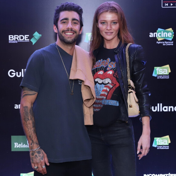 Grávida, Cintia Dicker contou que festa de casamento com Scooby será adiada