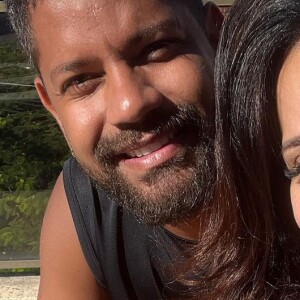 Viviane Araújo posa com o marido, Guilherme Militão, e se declara à família