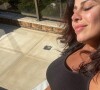 Viviane Araújo exibe barriga ao tomar sol em casa