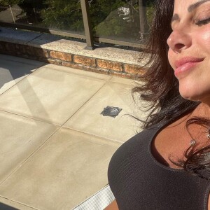 Viviane Araújo exibe barriga ao tomar sol em casa
