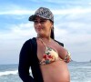 Viviane Araújo exibe barriga de 8 meses de gravidez em dia de praia, no Rio, em 16 de julho de 2022