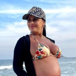 Viviane Araújo exibe barriga de 8 meses de gravidez em dia de praia, no Rio, em 16 de julho de 2022