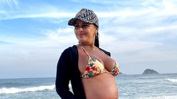 Viviane Araújo, grávida, surge de biquíni e exibe barrigão na reta final da gestação. Fotos!