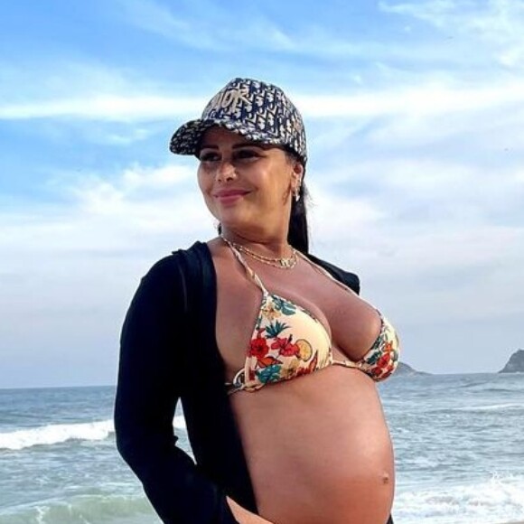 Viviane Araújo exibe barriga de 8 meses de gravidez em dia de praia, no Rio, em 16 de julho de 2022