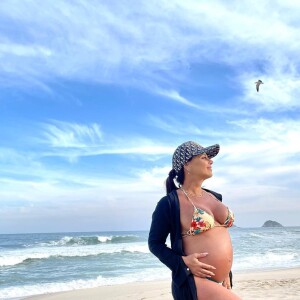 Viviane Araújo, de biquíni, exibe barriga de grávida e corpo ganha elogios na web