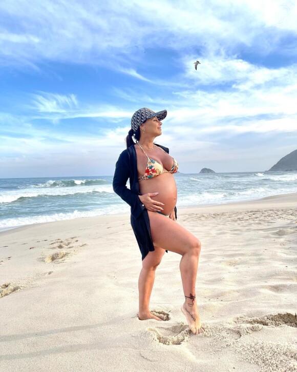 Viviane Araújo, de biquíni, exibe barriga de grávida e corpo ganha elogios na web