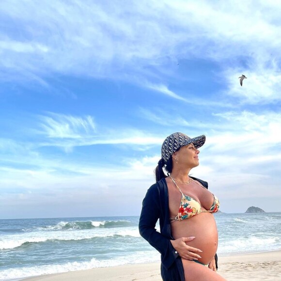 Viviane Araújo, de biquíni, exibe barriga de grávida e corpo ganha elogios na web