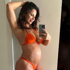 Viviane Araújo posa de biquíni e exibe barriga da primeira gravidez