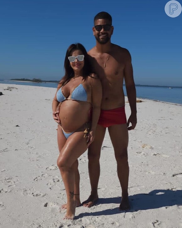 Viviane Araújo posa com o marido, Guilherme Militão, em praia e exibe barriga