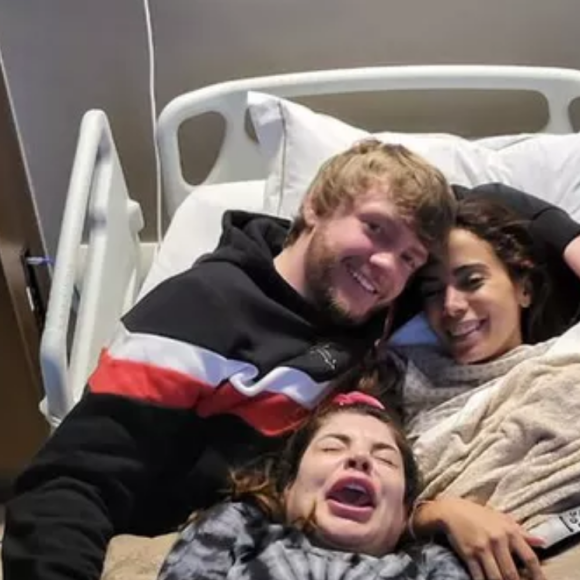 Anitta está na companhia de Gkay e do namorado, Murda Beatz, em hospital