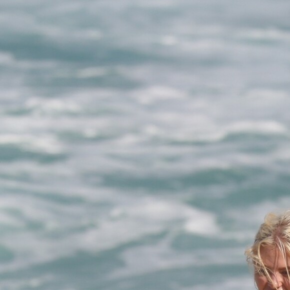 Marquinha de biquíni de Luísa Sonza, provavelmente, é fruto das idas recentes a uma praia carioca