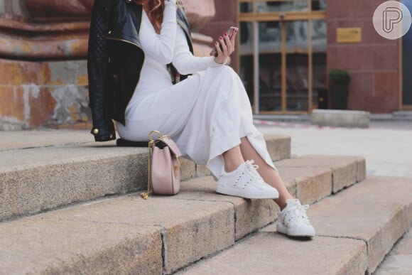 Tênis branco em look confortável: o calçado é versátil e combina com diferentes estilos