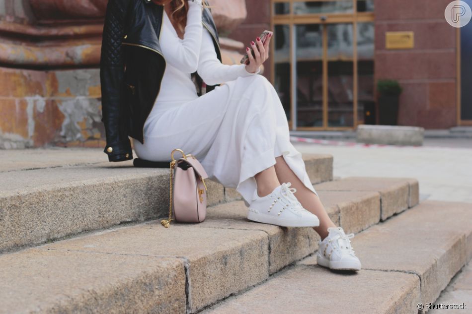 Tênis branco em look confortável: o calçado é versátil e combina com diferentes estilos