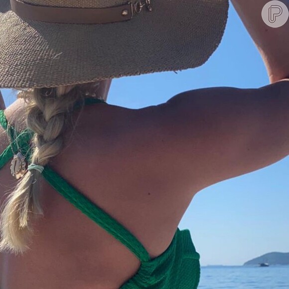 Nas fotos, Eliana exibe detalhes de seu look para o passeio de barco