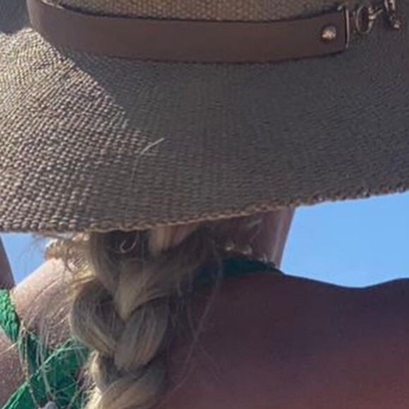 Nas fotos, Eliana exibe detalhes de seu look para o passeio de barco