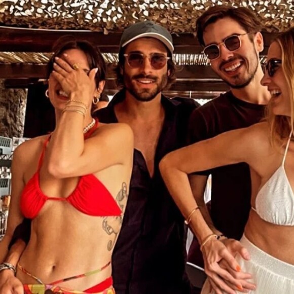 Na foto, postada por João Silva, que é filho de Faustão, Isis Valverde e Álan Bissoli aparecem de mãos dadas