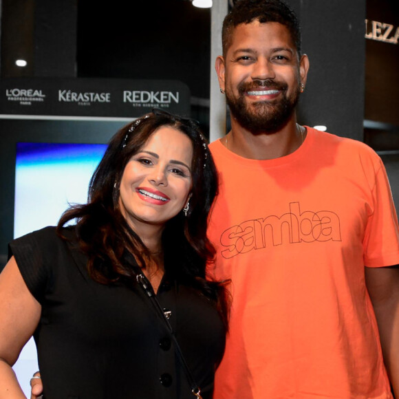 Grávida de oito meses, Viviane Araujo exibiu a barriga com um sorriso no rosto