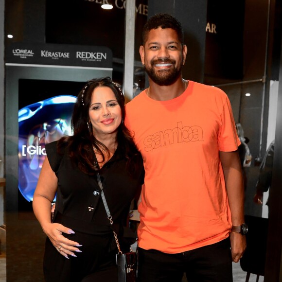 Viviane Araujo mostrou a barriga da gravidez em evento com marido, Guilherme Militão