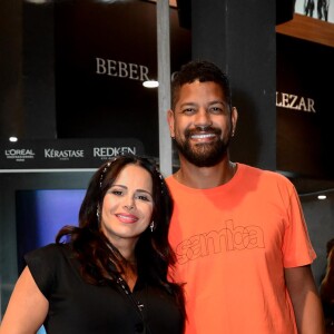 Viviane Araujo posou acariciando a barriga enquanto espera a chegada de Joaquim