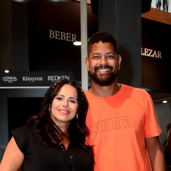 Viviane Araujo e o marido, Guilherme Militão, foram simpáticos no evento