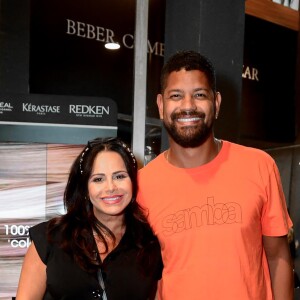 Viviane Araujo exibiu o barrigão de gravidez em evento com marido