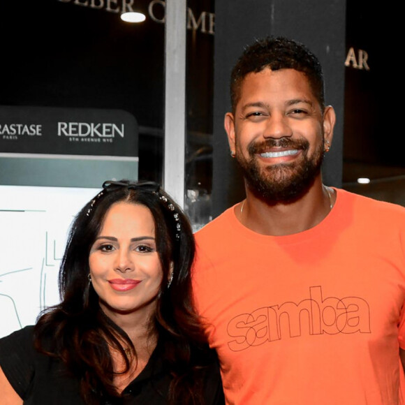 Grávida de oito meses, Viviane Araujo posou para os fotógrafos