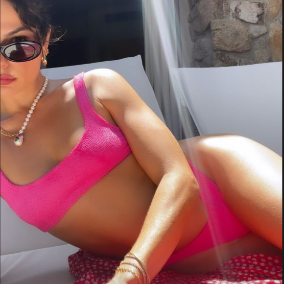 Isis Valverde, de 35 anos, compartilhou com seus 28 milhões de seguidores fotos onde aparece com um biquíni rosa, que é a nova sensação do momento