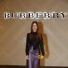 Thaila Ayala chega à inauguração da loja Burberry