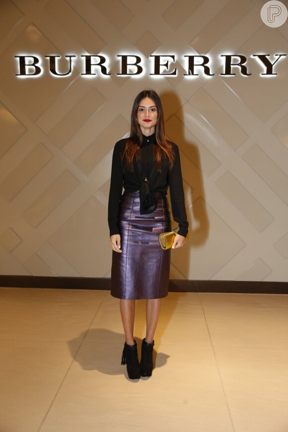 Thaila Ayala chega à inauguração da loja Burberry