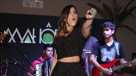 Wanessa deixa barriga à mostra em look curto durante show em São Paulo