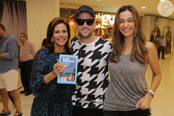 O humorista Paulo Gustavo, a atriz Mônica Martelli e a socialite Narcisa Tamborindeguy comparecem ao Shopping Leblon para o lançamento do livro de Boni, nesta quarta-feira, 17 de dezembro de 2014