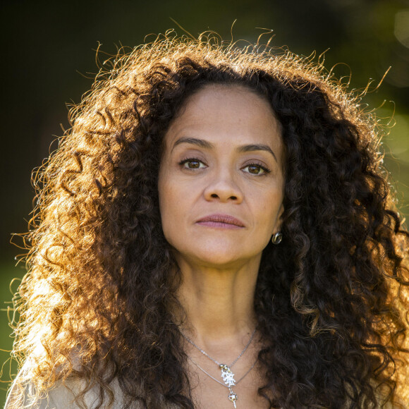 Na novela 'Pantanal', Zuleica (Aline Borges), segunda mulher de Tenório é atraída pelos gritos do marido ao ver Guta e Marcelo na cama