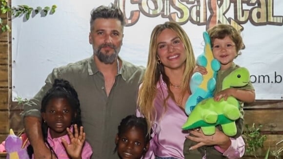 Mulher acusada de racismo contra filhos de Bruno Gagliasso e Giovanna Ewbank é solta em Portugal