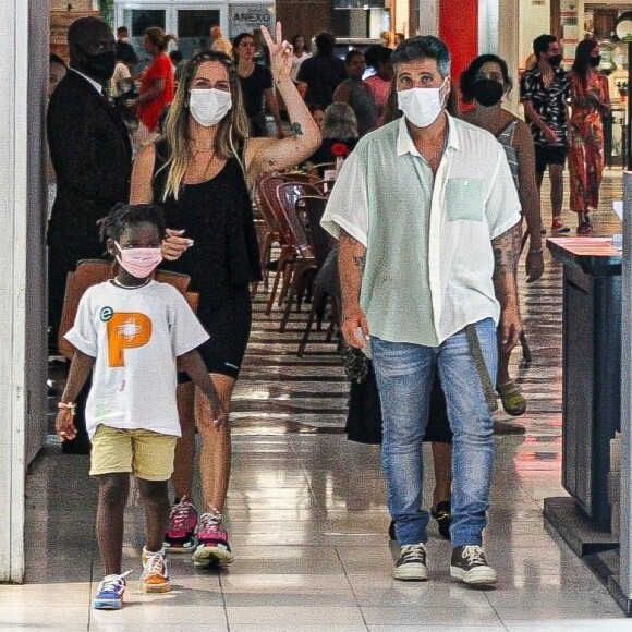 Giovanna Ewbank discutiu com uma mulher, que teria dito para 'tirar aqueles pretos imundos dali', referindo-se a Títi e Bless